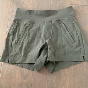Athleta Trekkie North shorts NWOT size 0